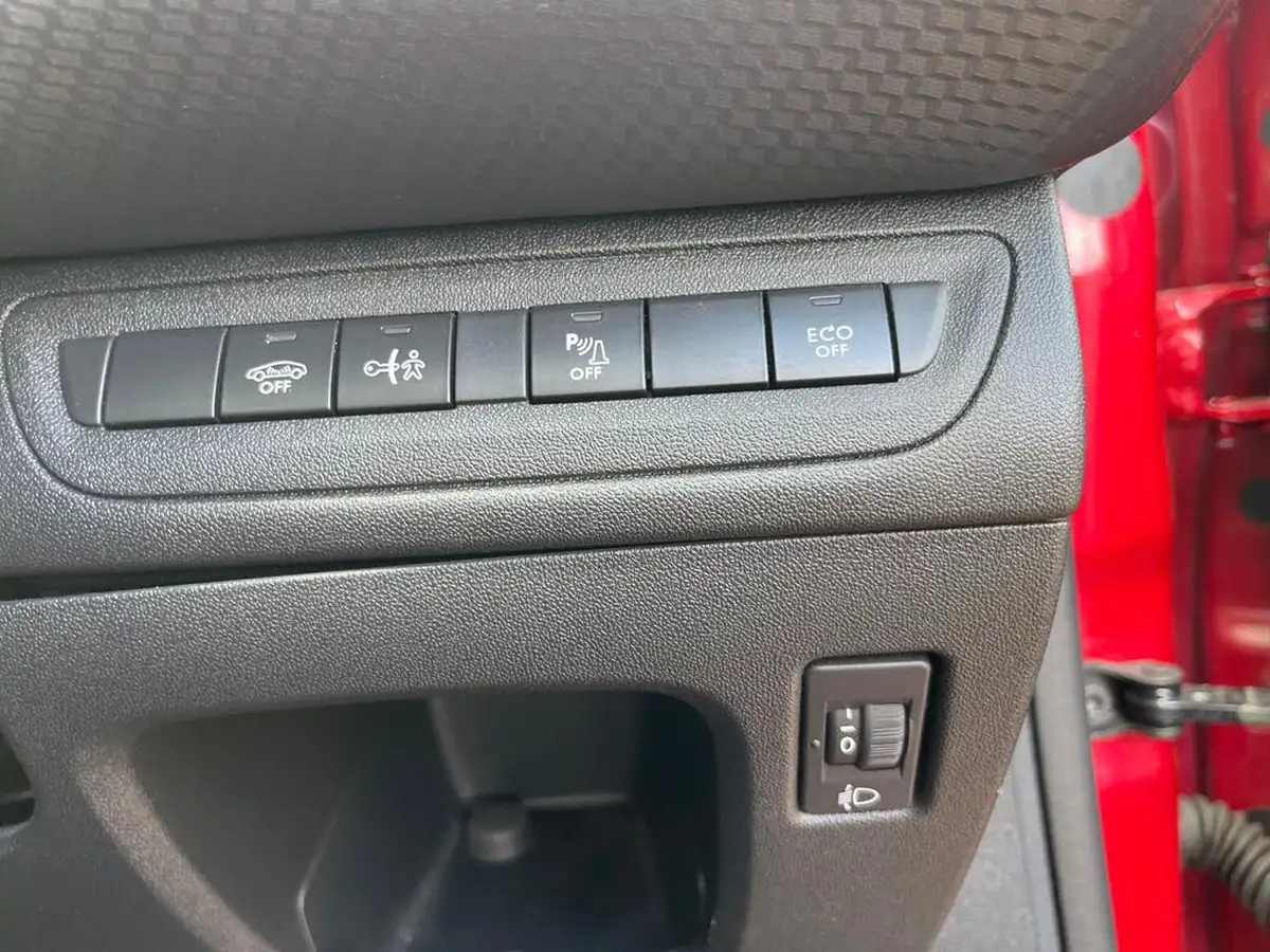 2019-peugeot-2008-suv-12-puretech-allure-premium-82bhp-big-24