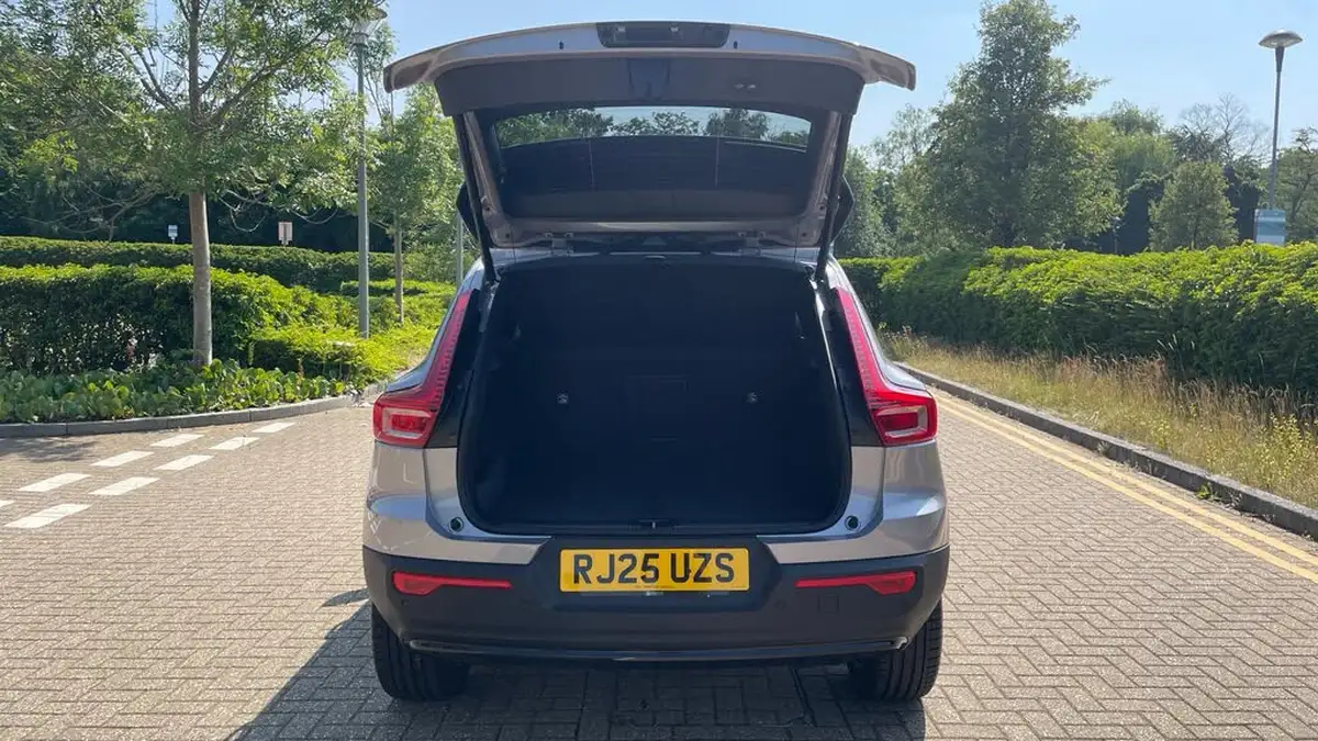 2025-volvo-xc40-20-b4-ultra-dark-big-12