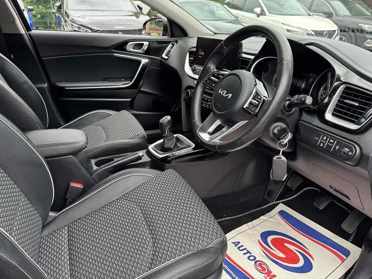 2022-kia-ceed-15-t-gdi-3-hatchback-big-15