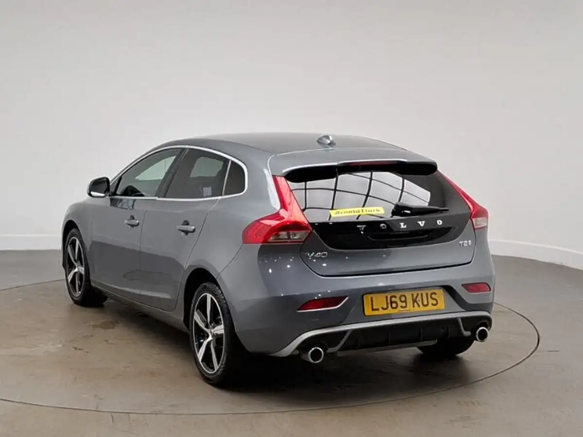 2019-volvo-v40-15-t2-r-design-edition-big-1