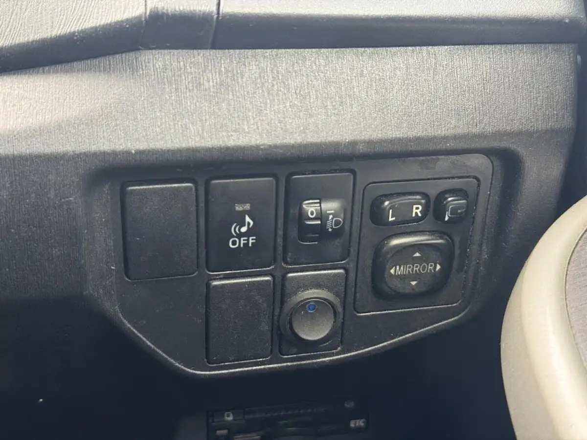 2014-toyota-prius-hybrid-big-19