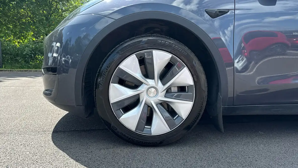 2023-tesla-model-y-e-rwd-big-16