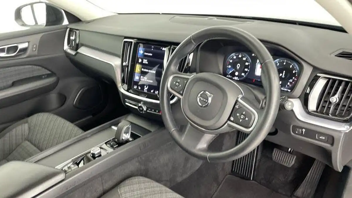 2022-volvo-v60-20-b3-momentum-161bhp-big-5
