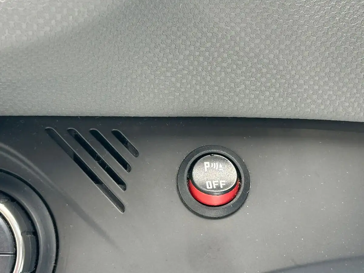 2015-toyota-yaris-15-vvt-i-icon-hybrid-big-23