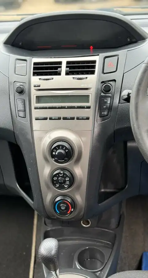 2011-toyota-yaris-133-tr-vvt-i-5d-mmt-big-15