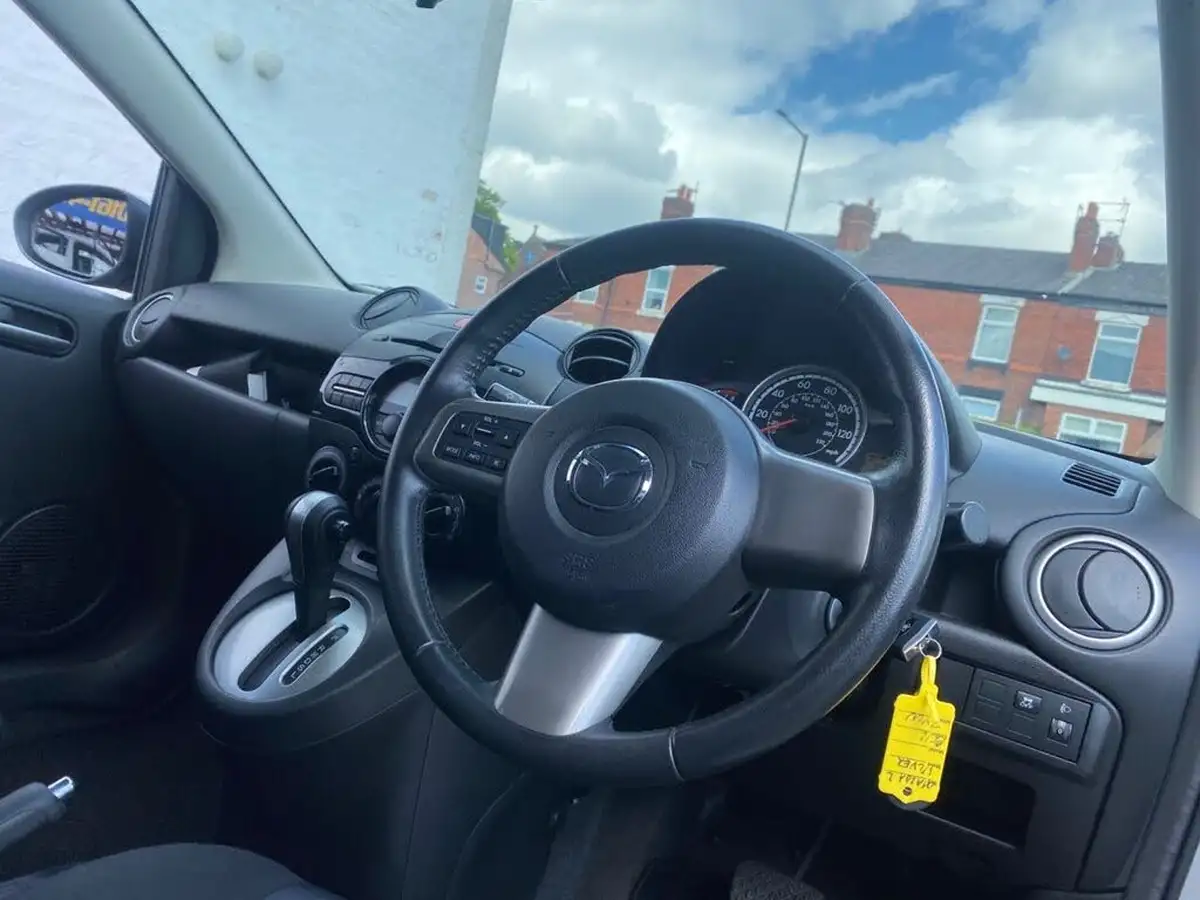2012-mazda-mazda2-15-ts2-big-12