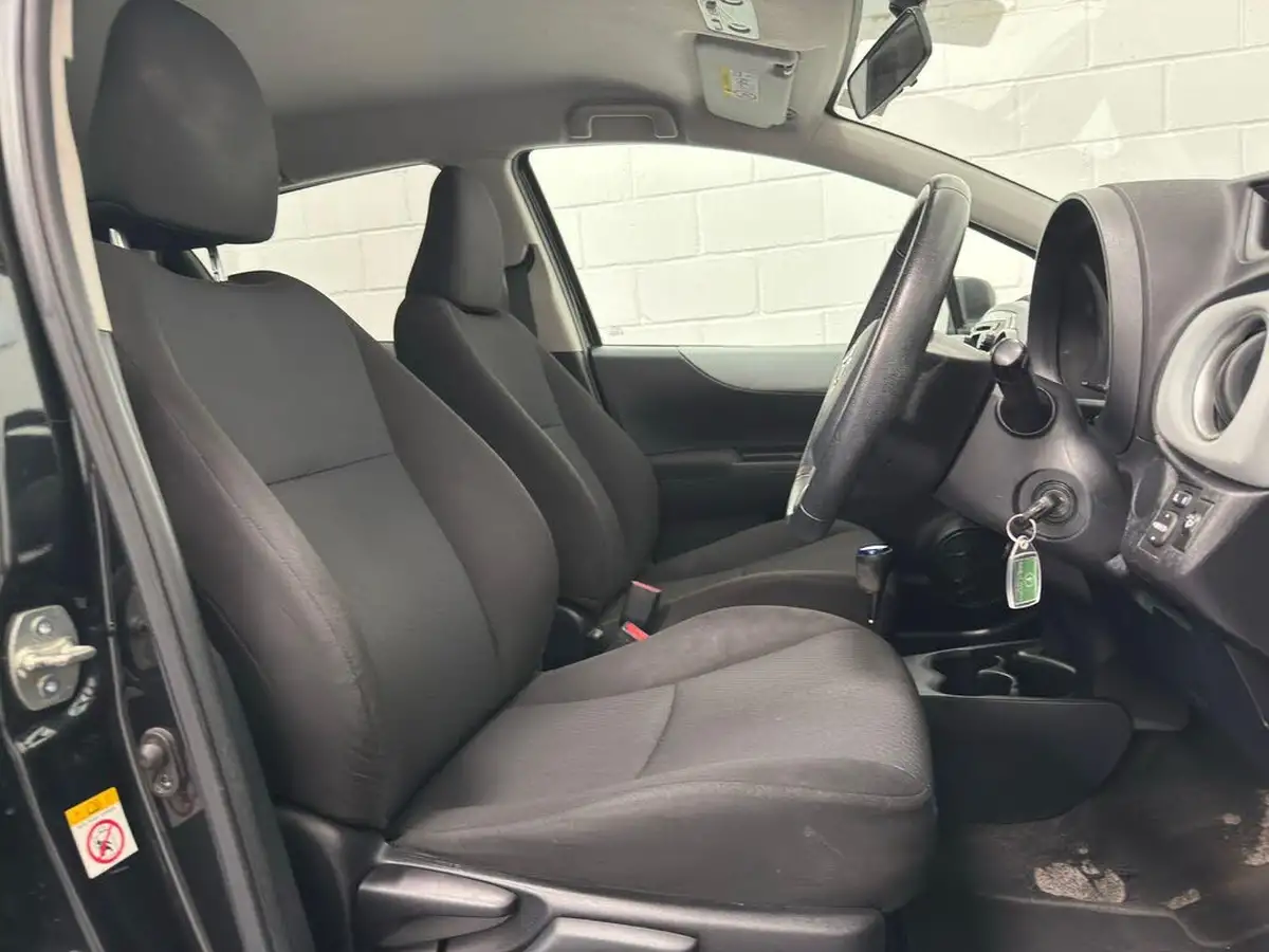 2013-toyota-yaris-15-vvt-i-t4-big-25