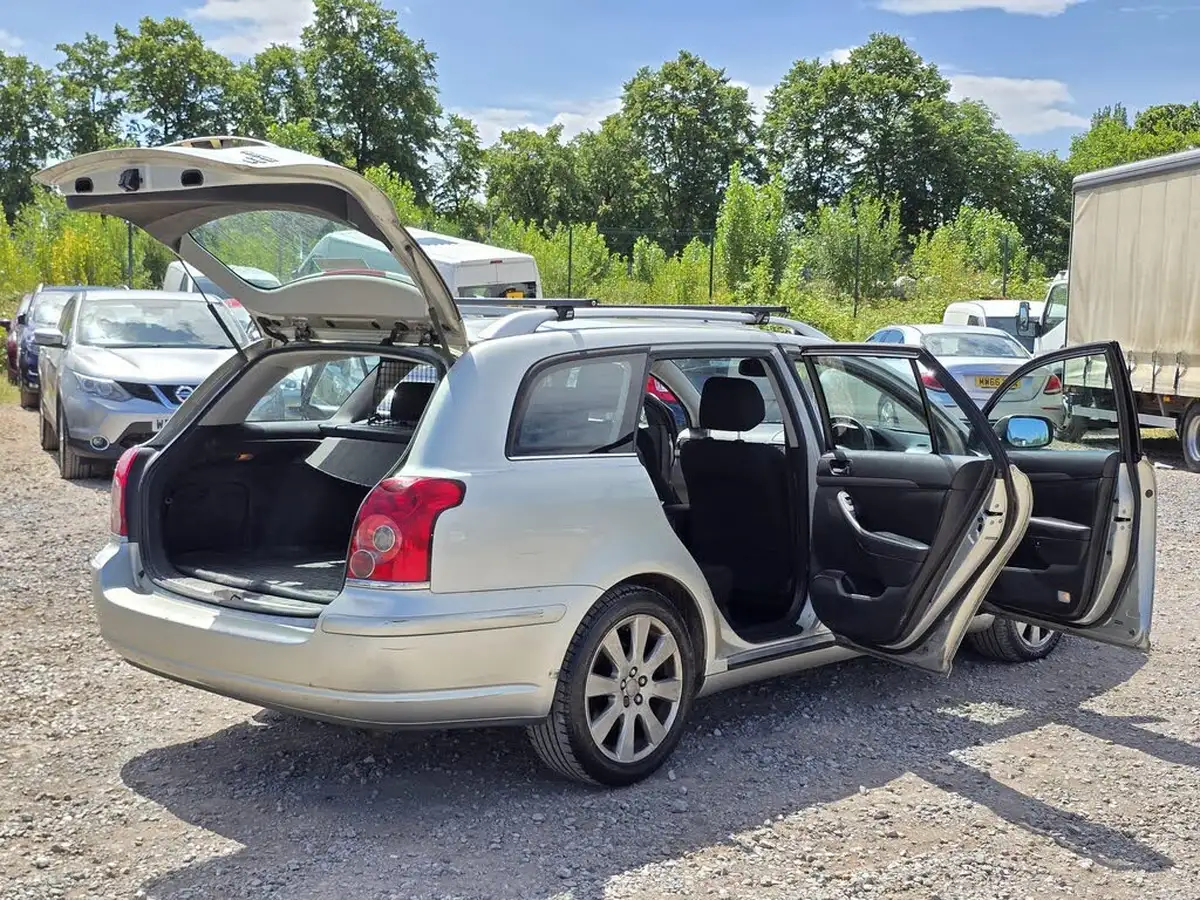 2007-toyota-avensis-20td-tr-estate-5d-big-15