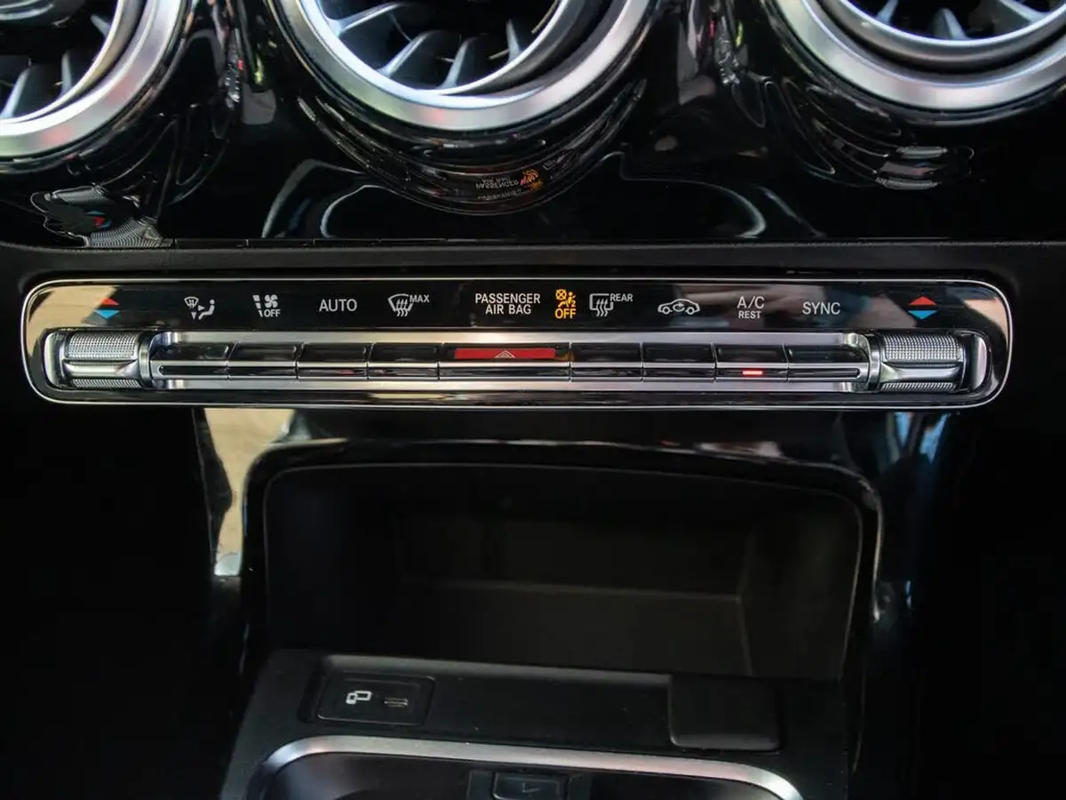 2019-mercedes-benz-a-class-13-a200-amg-line-premium-hatchback-5d-big-29