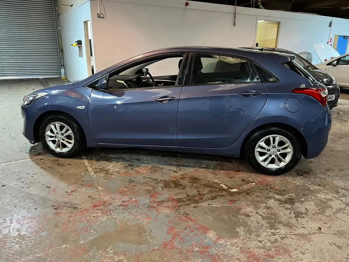 2014-hyundai-i30-16crdi-active-108bhp-blue-drive-hatchback-5d-big-1