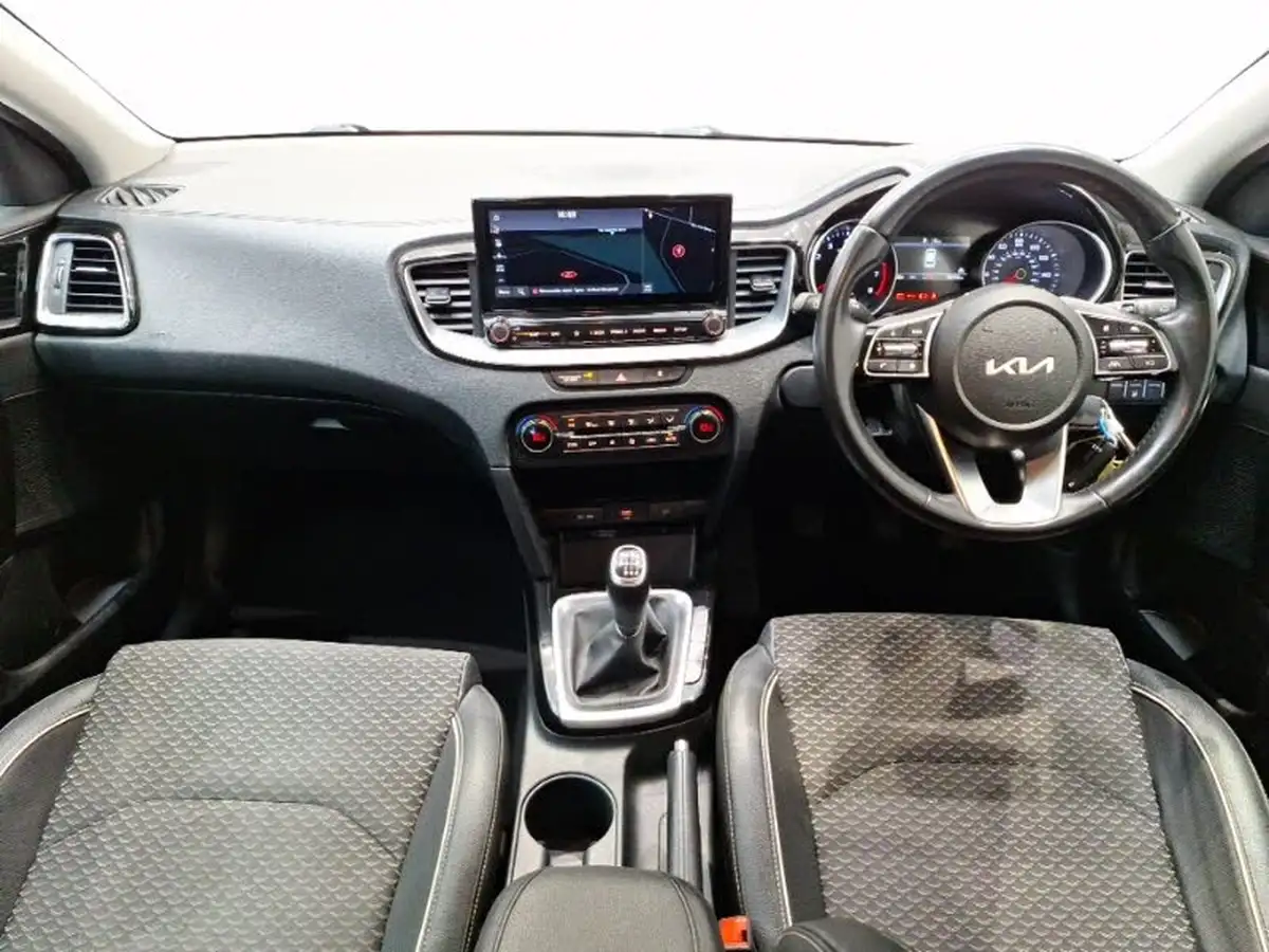 2022-kia-ceed-15-t-gdi-3-hatchback-big-2