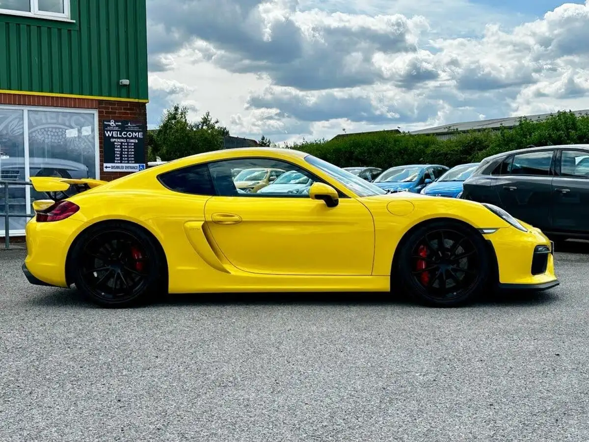 2016-porsche-cayman-38-gt4-big-6