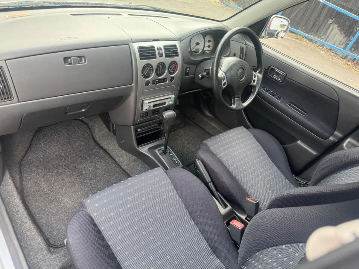 2002-daihatsu-sirion-13-f-speed-big-6