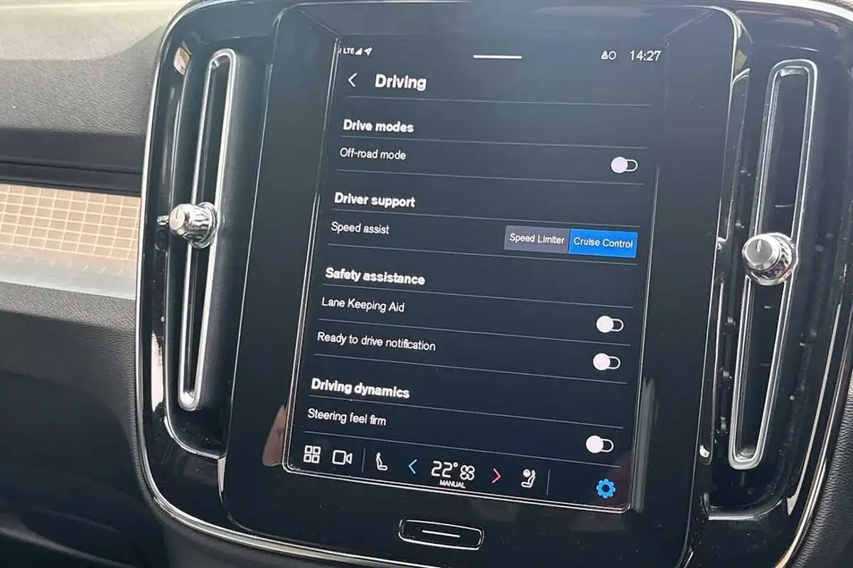 2022-volvo-xc40-20-b3-plus-big-23