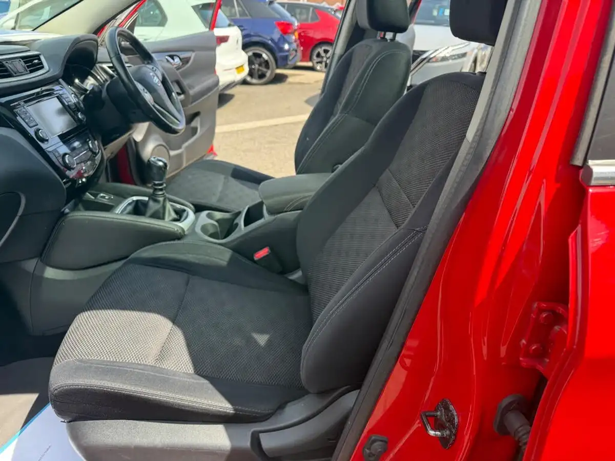 2014-nissan-qashqai-15dci-acenta-premium-big-28