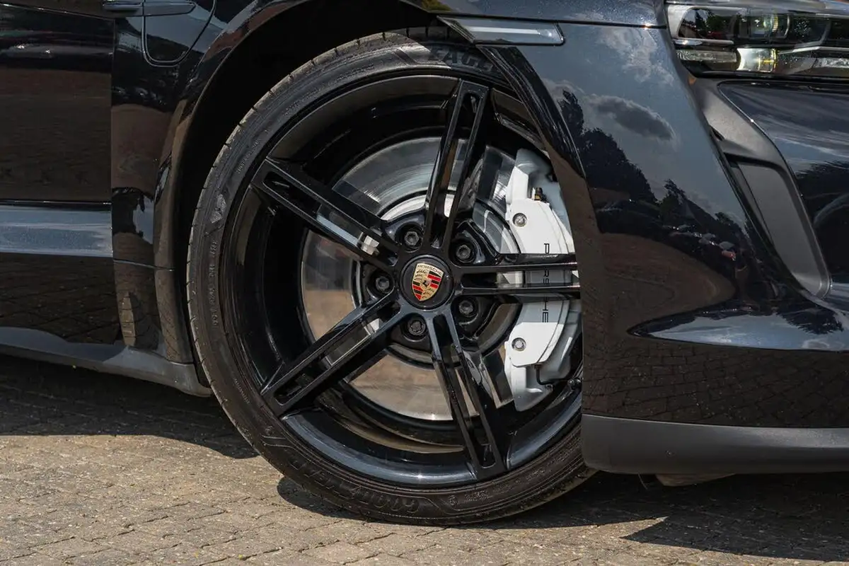 2021-porsche-taycan-e-base-476ps-performance-battery-plus-big-1