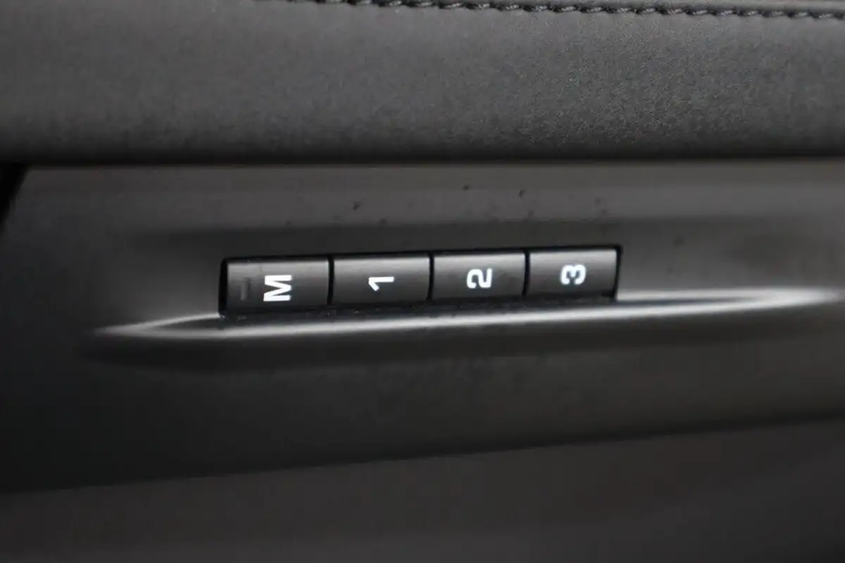 2021-land-rover-range-rover-evoque-15-p300e-r-dynamic-se-big-23