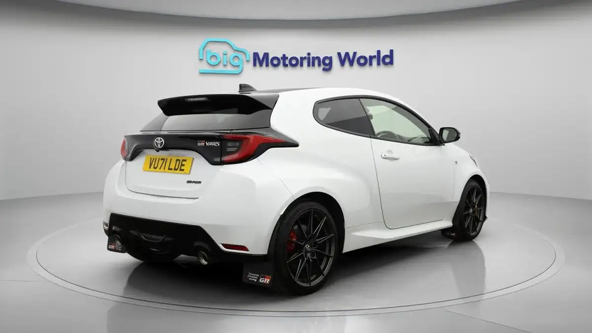 2021-toyota-yaris-16-gr-circuit-pack-big-7
