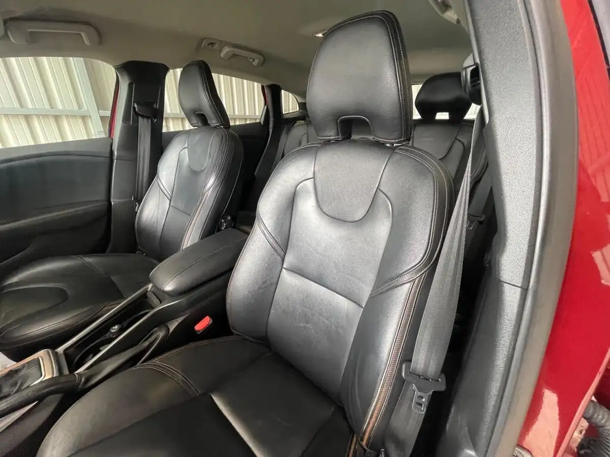 2015-volvo-v40-16td-d2-cross-country-lux-powershift-big-18