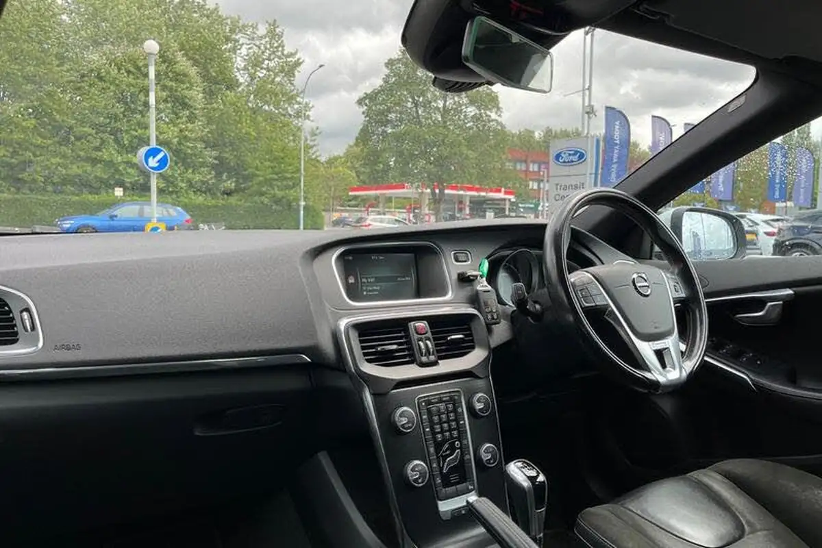 2016-volvo-v40-20-t2-r-design-nav-plus-big-17