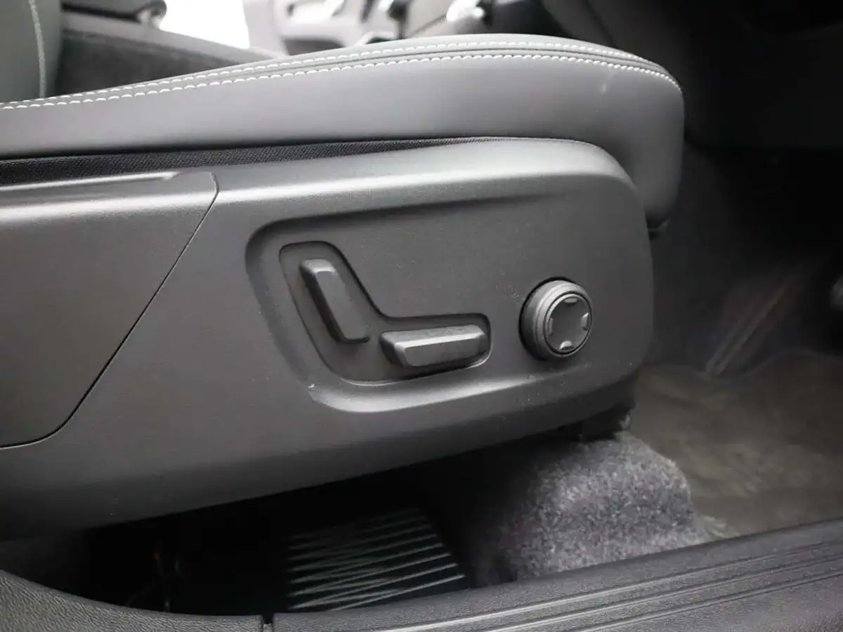2025-volvo-xc40-20-b4-plus-black-edition-big-40