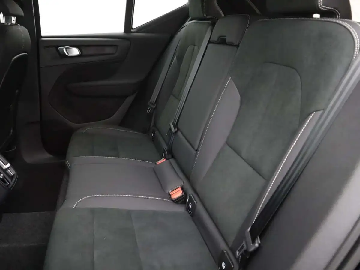 2025-volvo-xc40-20-b4-plus-black-edition-big-16