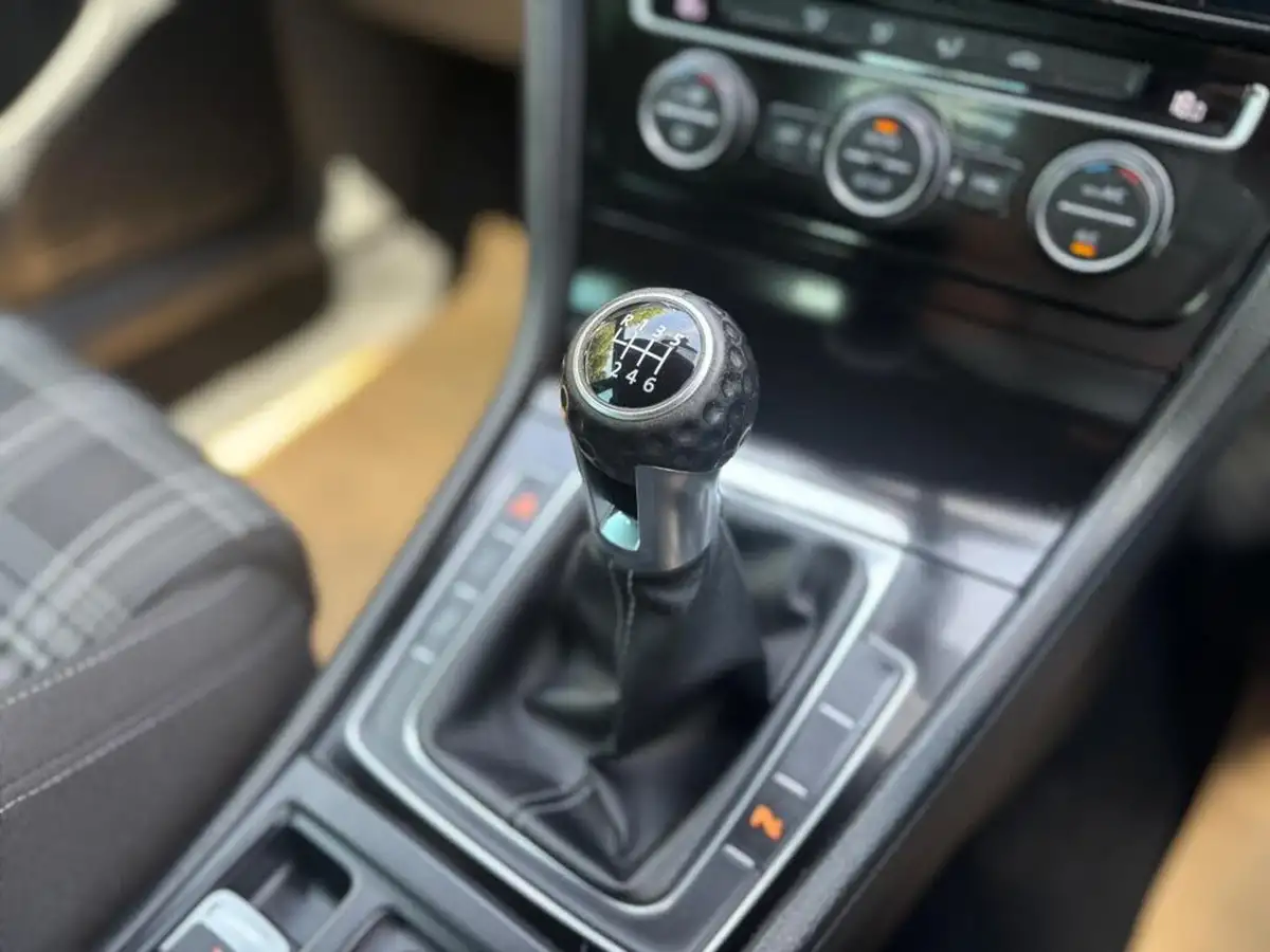 2013-volkswagen-golf-20tdi-gtd-5d-big-24
