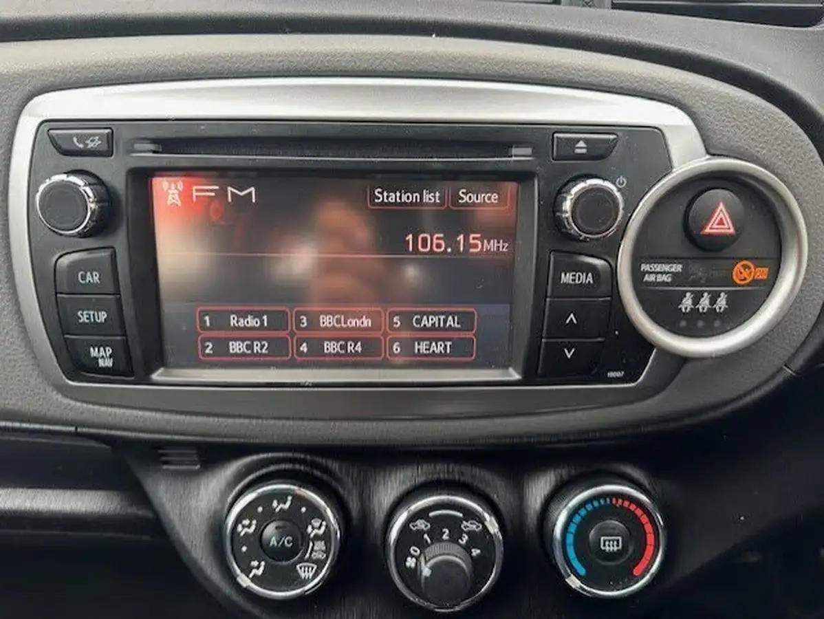2013-toyota-yaris-133-tr-vvt-i-5d-big-9