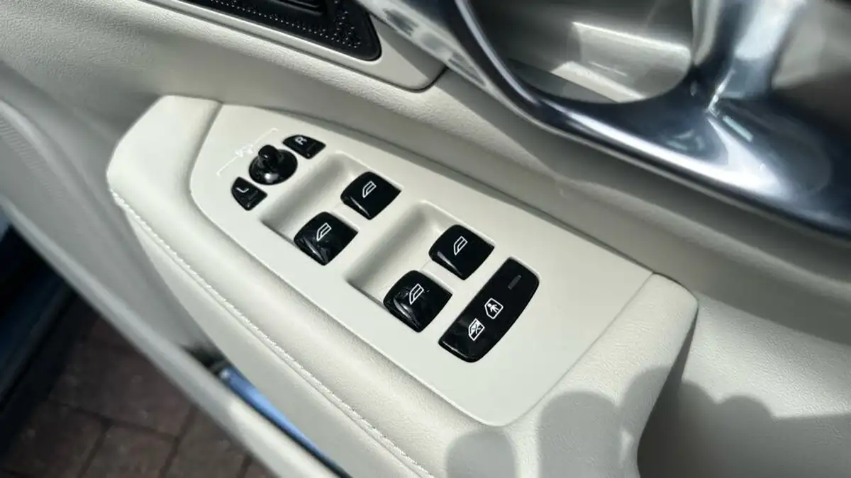 2025-volvo-v90-20-t6-plus-345bhp-dark-big-22