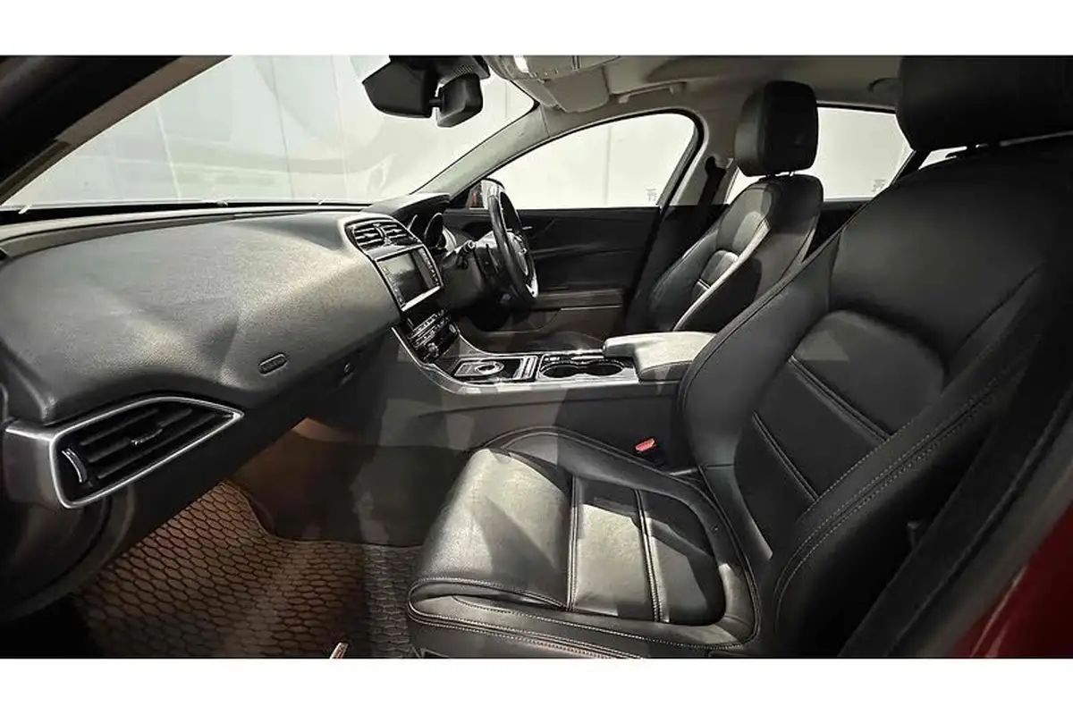 2015-jaguar-xe-20-prestige-big-19