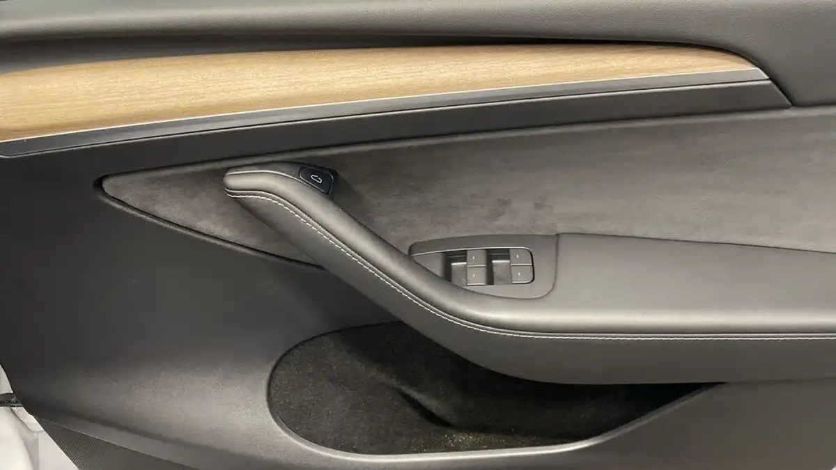 2022-tesla-model-y-e-long-range-big-25