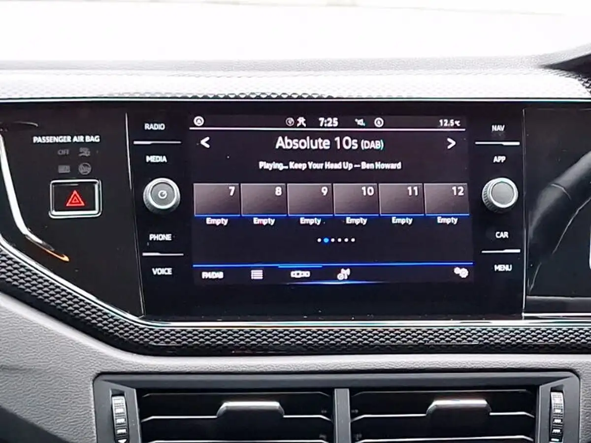 2022-volkswagen-polo-10-life-big-6