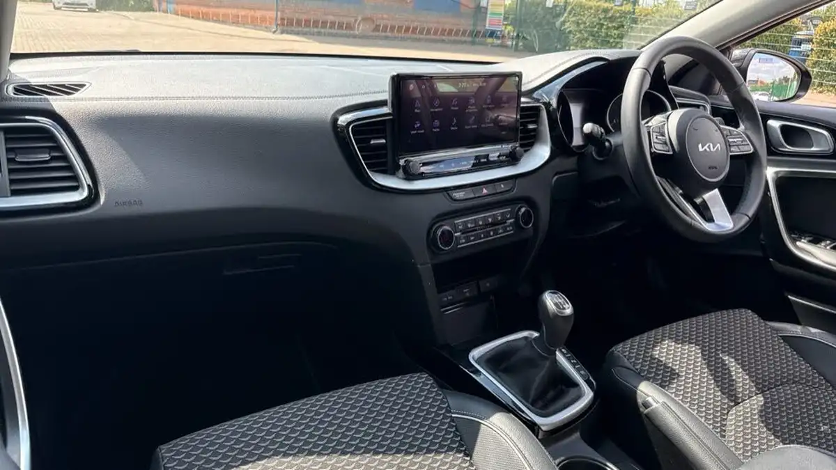 2022-kia-ceed-15-t-gdi-3-hatchback-big-2