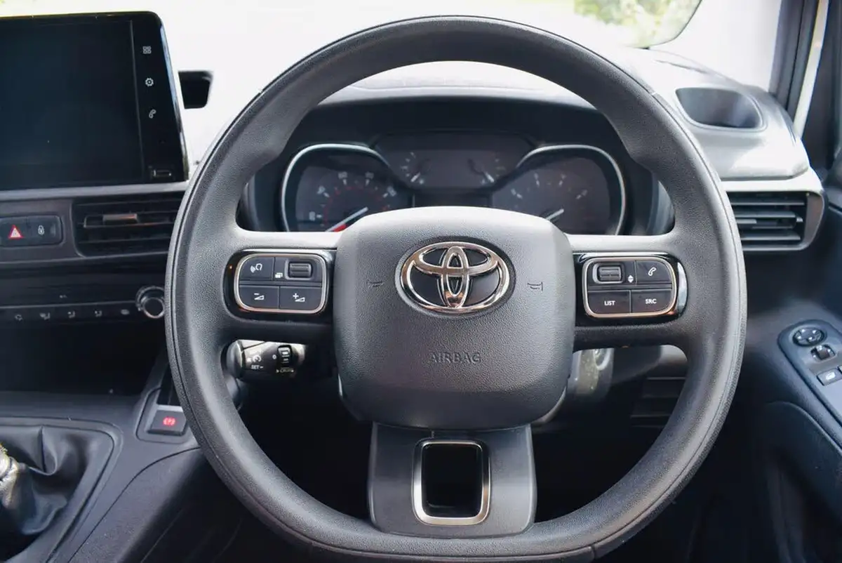 2022-toyota-proace-city-15d-icon-l2-big-10