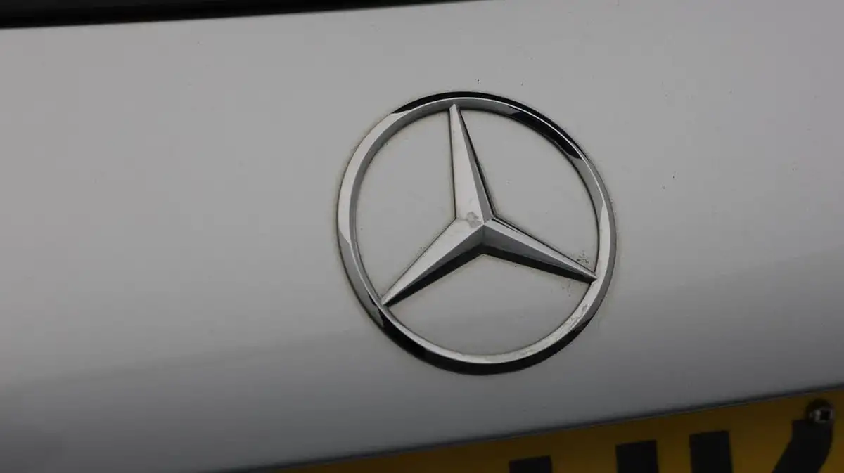2021-mercedes-benz-a-class-13-a250e-amg-line-hatchback-5d-big-32