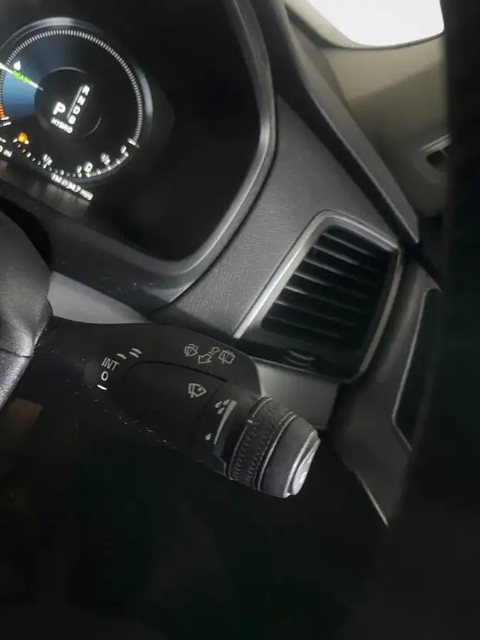 2016-volvo-xc90-20-t8-momentum-big-16