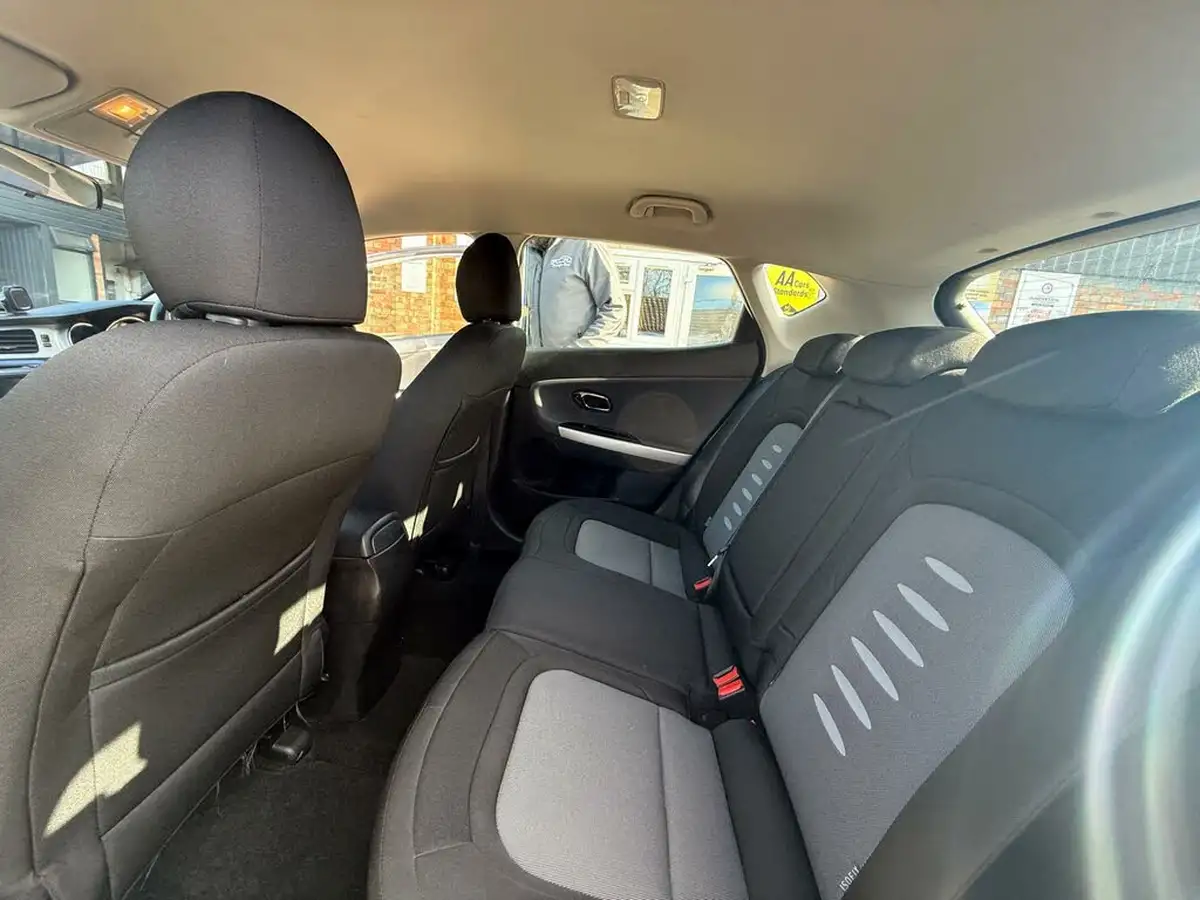 2013-kia-ceed-16crdi-2-hatchback-big-13