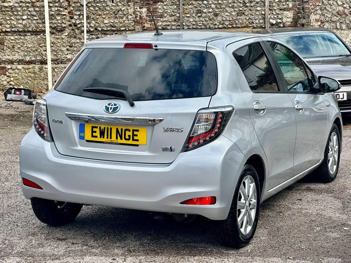 2012-toyota-yaris-15-vvt-i-t4-big-6
