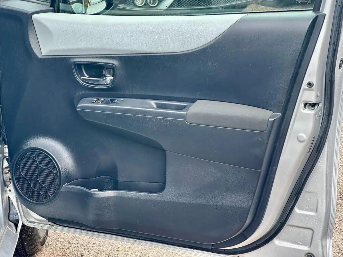 2012-toyota-yaris-15-vvt-i-t4-big-30