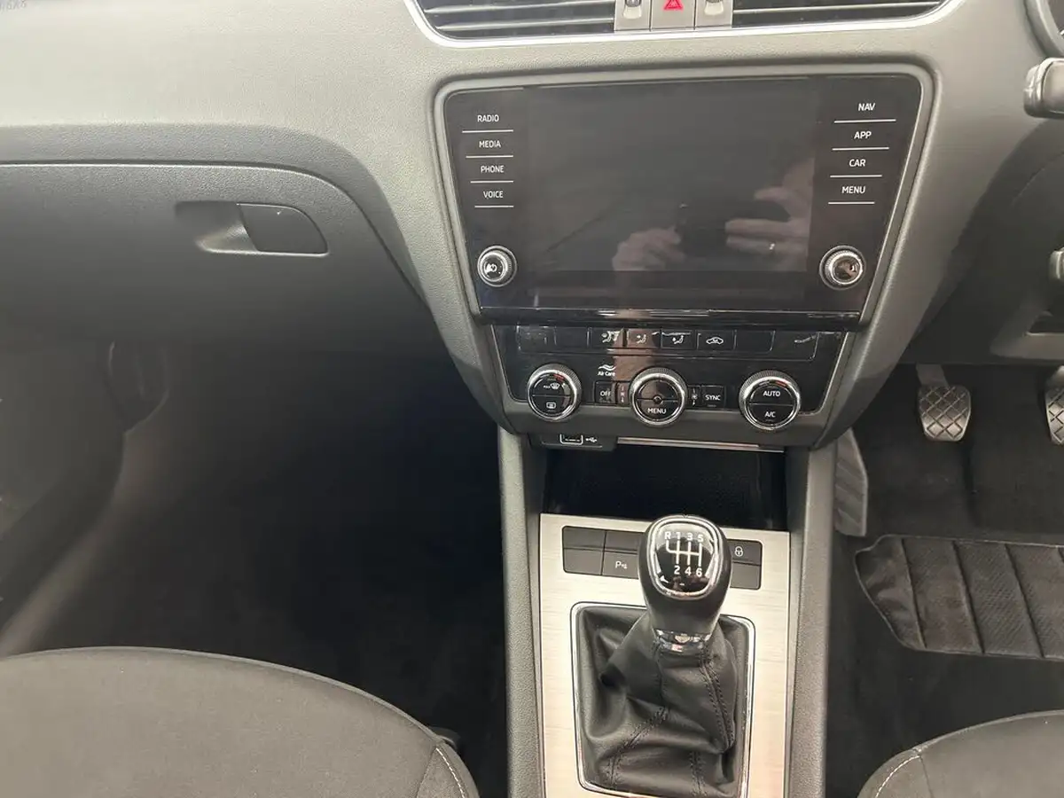 2020-skoda-octavia-10-tsi-se-technology-115ps-estate-big-12