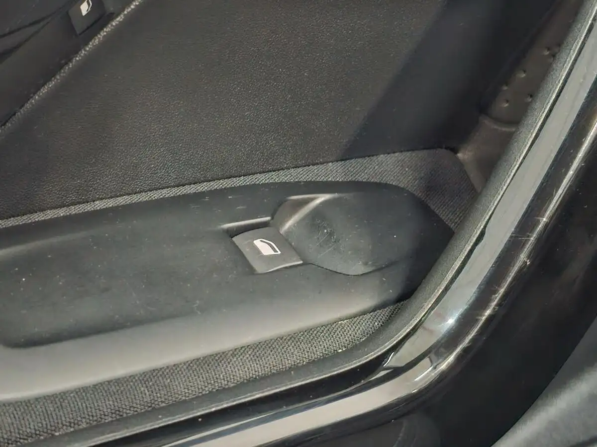 2015-peugeot-208-10-access-5d-big-66