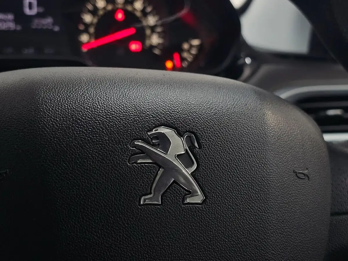 2015-peugeot-208-10-access-5d-big-42