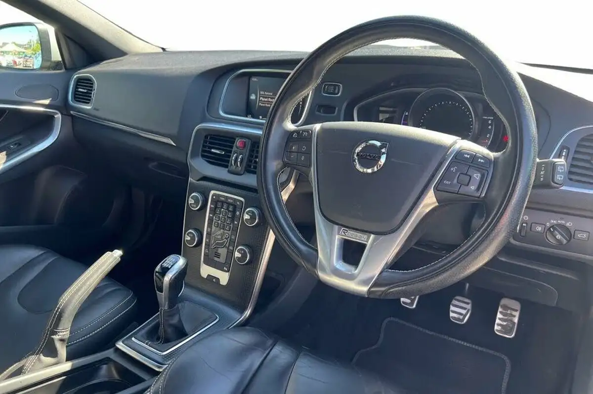 2019-volvo-v40-20-t3-r-design-edition-big-8