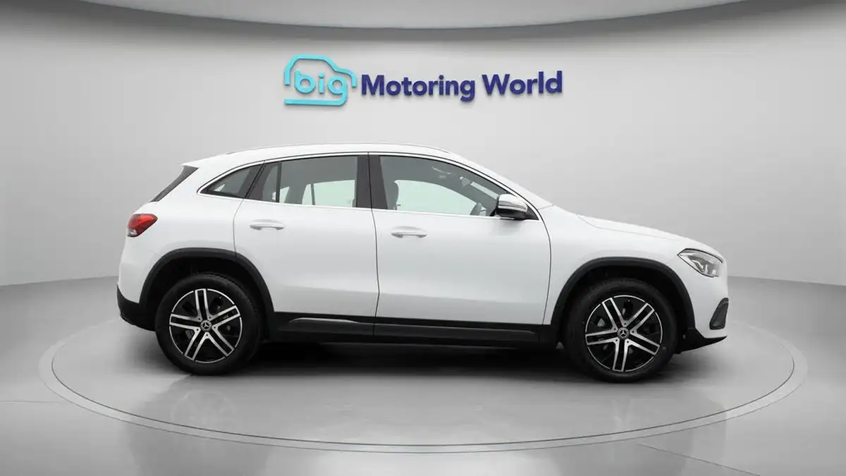2021-mercedes-benz-gla-class-20d-gla-200d-sport-big-8