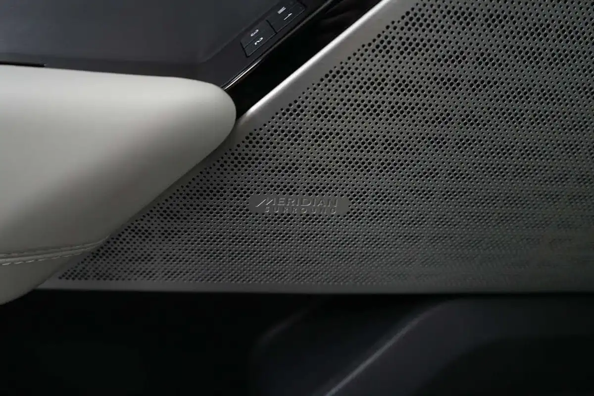 2019-land-rover-range-rover-velar-20-d240-r-dynamic-hse-big-17