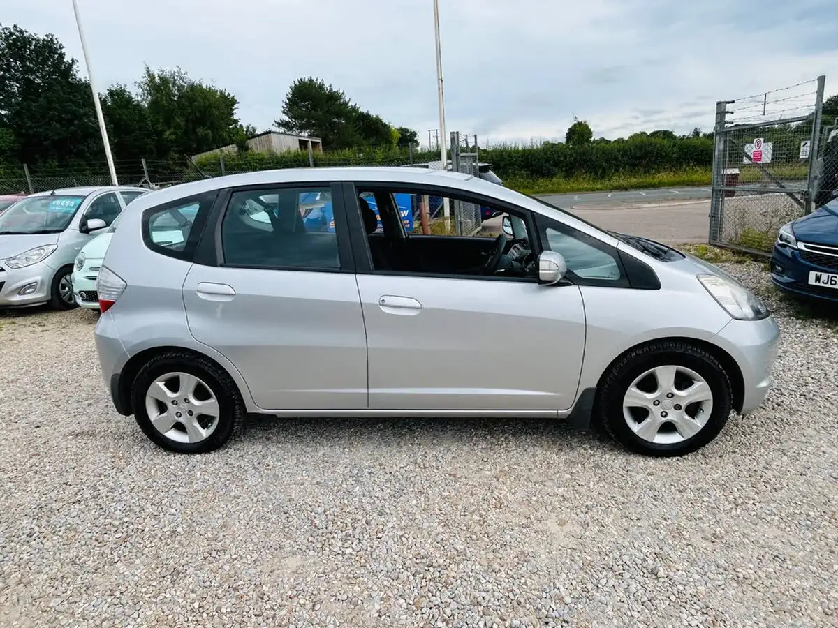 2009-honda-jazz-14-es-t-big-9