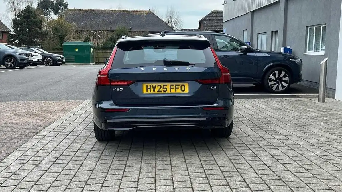 2025-volvo-v60-20-t6-plus-dark-station-wagon-big-13