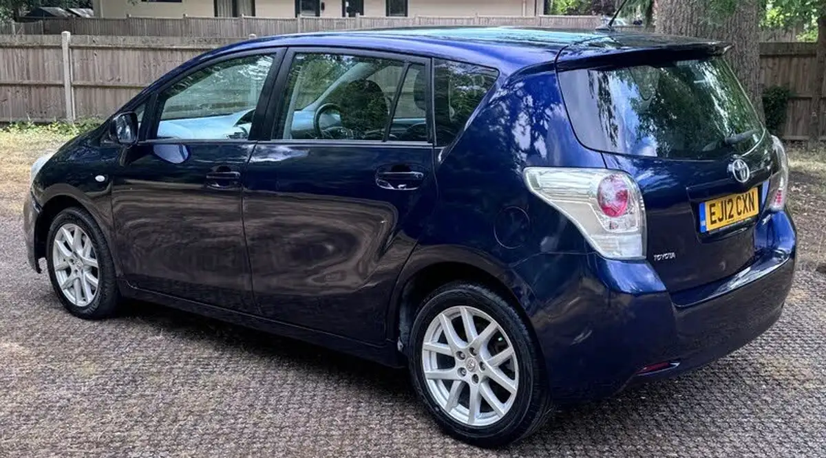 2012-toyota-verso-22td-tr-big-10
