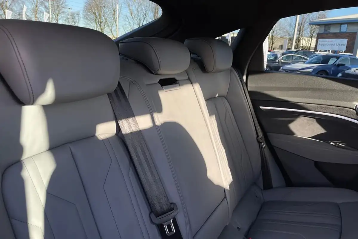 2022-audi-e-tron-50e-s-line-sportback-big-18