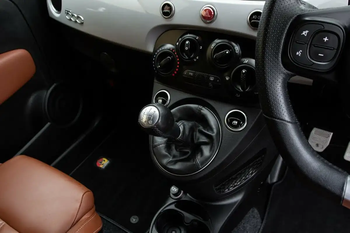 2017-abarth-595-14-tjet-big-28